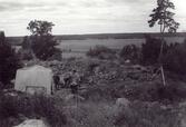 Undersökningar på Broberg i Husby-Långhundra sommaren 1983.