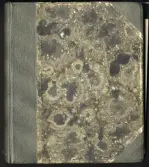 Ett fotoalbum med spräckliga pärmar i gråblått och beige.
Innehåller 105 foton från Kronobergs regementes (9:e kompani) förläggning i Skåne, sommaren 1940.