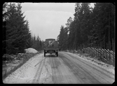 Lastibil på vägen vid Svinskogen. Landsfiskalen i Kolbäcks distrikt.
Ur Gustaf Åhmans samling.