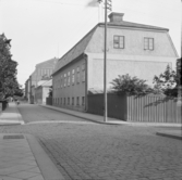 Falun, Åsgatan, Nybrogatan. Prostgården t.h. Falu stads sparbank i bakgrunden.