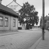 Falun, Åsgatan mot järnvägsstationen. Johanssonska huset t.v. Nära södra station. T.h. Hams Johanssonska huset.