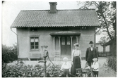 Kung Karl sn, Kungsör.
Tessingatan 9. Familjen Pettersson. 1906.