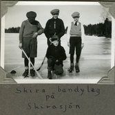 Skira bandylag på Skirasjön i Asker, vintern 1935