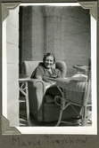 Marie Treschow på slottet Fritzöehus veranda, sommaren 1935