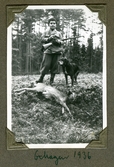 Ung jägare med hund och fällt rådjur i Oxhagen på Brevens bruk, 1936