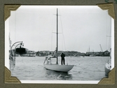 Tre män på en segelbåt i Marstrand, 1938