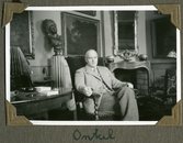 Alfred Gripenstedt i salongen på Bystad herrgård, 1939