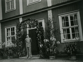 Johan Gripenstedt i blomsterportal på Bystad efter examen, 1940