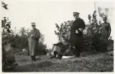 Kung Gustav V tar en rökpaus sittande på en sten, under manövern i södra Småland 1938.