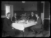 Grupporträtt, kaffestund. Familjen Striboltz.
Ur Gustaf Åhmans samling.