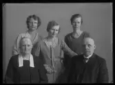Familjeporträtt. J.M. Karlsson, Nergården, Hallstahammar.
Ur Gustaf Åhmans samling.