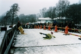 Dansuppvisning vid invigningen av Gunnebo Bro vid Stensjön. Mölndal i mars 1999.