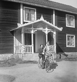 Två kvinnor med cykel i Karlstorp, 1920-tal