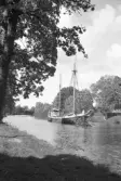 Båten Herman Goteborg utmed hjälmare kanal, 1930-tal
