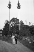 Brudpar med brudgranar i bakgrunden, 1930-tal