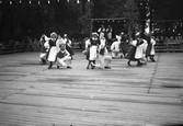 Folkdansuppvisning vid Gällersta Forngård, 1940-tal