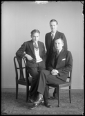 Grupporträtt, tre män. Åke Ekstrand, Kolbäck.
Ur Gustaf Åhmans samling.