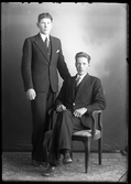 Grupporträtt, två män. Fritz Jansson, Kolbäck.
Ur Gustaf Åhmans samling.