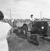 Munktell traktor med släp på lantbruksmässan, 1942