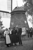 Gruppfoto framför väderkvarn på Gällersta Forngård, 1940-tal