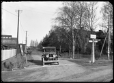 Vägen vid Nybro. Landsfiskal Gråberg, Kolbäck.
Ur Gustaf Åhmans samling.