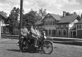 David Karlsson och vän på motorcykel vid Grythyttans station, 1940-tal