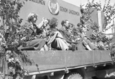 Familjen Eriksson åker flak på Örebromässan, 1947