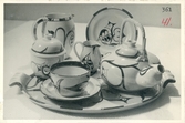 Teservis i SV dekor från Bo Fajans, formgivare Allan Ebeling, tidigt 1900-tal.
