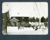 Rast utanför timrat hus i Överkalix, 1913