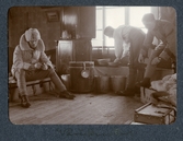 Benlindorna tas på inne i förläggningen i Överkalix, 1913