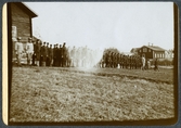 Uppställning vid norrländska gårdar vid militärövning, sommaren 1911