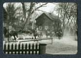 Militär förflyttning på dammig grusväg, 1913