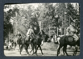 Militär förflyttning på dammig grusväg, 1912