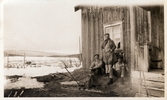 Tre fjällturister vid raststuga i Norrland, 1912