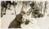 Två fjällturister lagar mat i snön, 1912