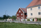 Barn på skolavslutning i Brevens bruk, 1963