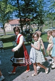 Barn på väg in i skolan för skolavslutning i Brevens bruks skola, 1963