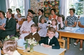 Föräldrar och barn på skolavslutning i Brevens bruks skola, 1963