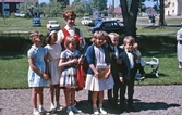 Skolbarn och fröken vid Brevens kyrka, 1963