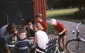 Flera hjälps åt med kransbindning i Brevens bruk, ca 1967