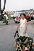 Flicka med krans till midsommarstång, ca 1967