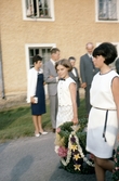 Flicor bär krans till midsommarstång, ca 1967