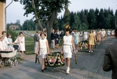 Kransar till midsommarstång bärs fram, ca 1967