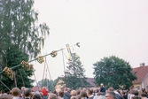 Midsommarstången reses i Brevens bruk, ca 1967