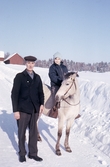 Man med flicka på häst i Brevens bruk, ca 1968