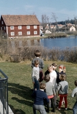 Barn vid sjön Botaren i Brevens Bruk, 1968
