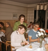 Fika efter möte med Röda Korset i Asker 1970