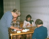 Röda korset aktivitet med stickning i Asker, 1970