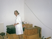 Packning av kläder och filtar inför Röda korsets hjälpsändning från Asker, 1970