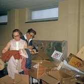 Packning av kläder till Röda korsets hjälpsändning, 1970